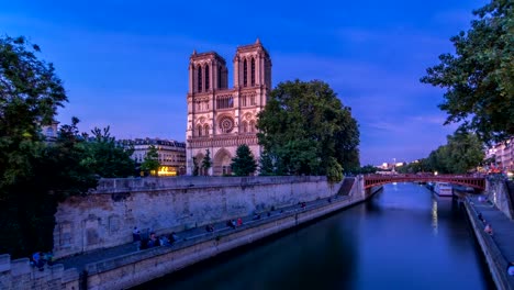 Vorderansicht-des-Notre-Dame-De-Paris-Kathedrale-Tag-zu-Nacht-Zeitraffer-nach-Sonnenuntergang