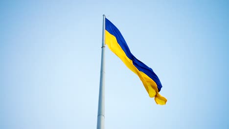 Ukrainische-Flagge-im-Wind-flattern