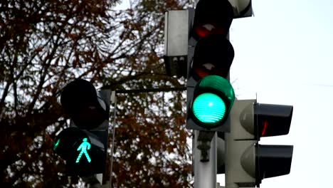 Ampel.-Ampeln-arbeiten-in-einer-großen-Stadt-am-Scheideweg.-Slow-Motion.