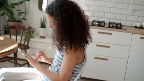 Junge-Frau,-die-Eingabe-auf-dem-Handy-zu-Hause.