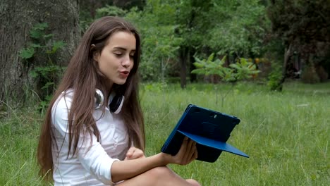 Llamada-de-video.-La-chica-está-hablando-en-internet.