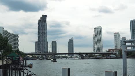 Downtown-Skyline,-Blick-auf-die-Stadt-über-den-Fluss