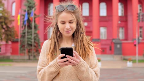 mujer-con-rastas-con-smartphone