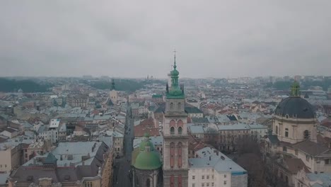 Ciudad-aérea-de-Lviv,-Ucrania.-Ciudad-Europea.-Zonas-populares-de-la-ciudad.-Dominicana