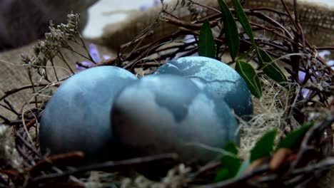 Mesa-de-vacaciones-de-Pascua-con-huevos-teñidos-naturalmente