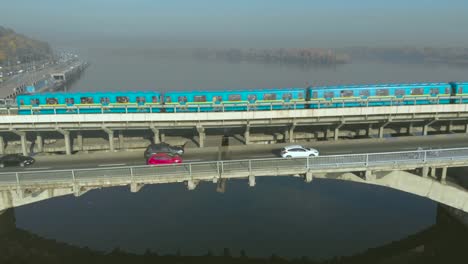 Metro-de-tren-moviéndose-a-través-de-un-puente-metro,-Kiev