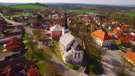 Cámara-de-vuelo-sobre-el-pequeño-pueblo-Litice-suburbio-de-Pilsen.-Vivir-en-un-paisaje-agrícola.-Vida-respetuosa-con-el-medio-ambiente.-República-Checa,-Europa.