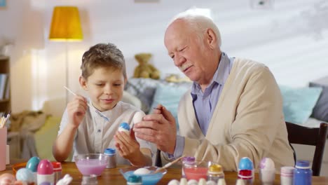 Boy-Painting-Ostereier-mit-Großvater