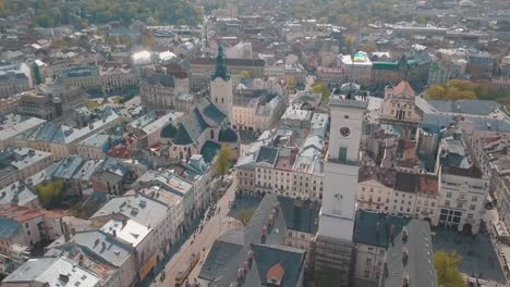 Ciudad-aérea-de-Lviv,-Ucrania.-Ciudad-Europea.-Zonas-populares-de-la-ciudad.-Ayuntamiento