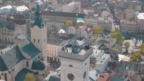 Aerial-City-Lwiw,-Ukraine.-European-City.-Beliebte-Stadtteile.-das-Rathaus