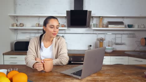 Mujer-blanca-encantada-ver-series-de-televisión-interesantes