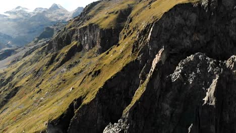 Luftaufnahme-von-strukturierten-Gesteinen-mit-zerbröckelnden-Trümmern.-Kellergestein.