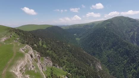 Vista-aérea-de-la-garganta-y-el-valle-del-río-Tsitsa.-Región-de-Krasnodar,-Rusia