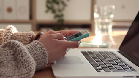 Joven-mujer-de-desplazamiento-y-mensajes-de-texto-con-su-teléfono-inteligente