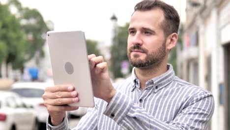 Bart-Casual-Mann-mit-Tablet-im-Freien