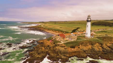 Light-House-Drone-Shot-aerial-Helicóptero-vista-línea-de-la-costa-del-océano-con-olas-estrellándose-sol-set-4K