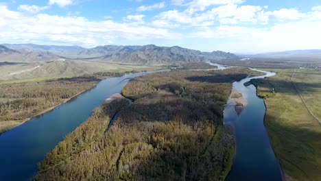 Paisaje-del-valle-de-la-montaña-desde-el-escorzante-de-la-parte-superior-en-un-día-soleado