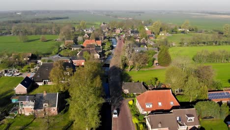 Luftaufnahme-kleines-schönes-Dorf-in-Holland.-Fliegen-über-die-Dächer-von-Häusern-und-Straßen-eines-kleinen-Dorfes-in-Holland.