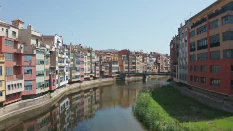 Vuelo-de-drones-sobre-el-río-Onyar-y-casas-de-Girona