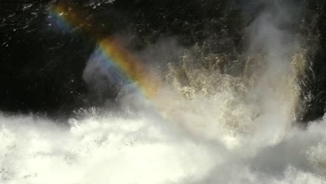 Arco-iris-sobre-el-agua-corriente-de-la-cascada