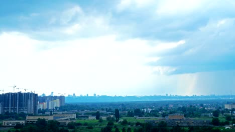 4K-Zeitraffer-mit-Regen-in-der-Stadt