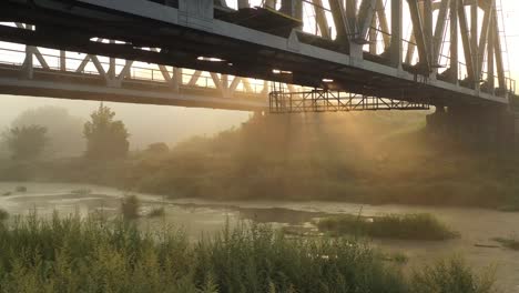 Eiserne-Eisenbahnbrücke-im-Morgengrauen-im-Nebel