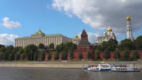 Kremlin-from-Moskva-river-in-Moscow,-Russia-in-4k