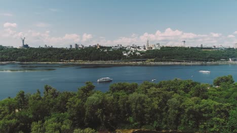 Barco-de-crucero-blanco-flota-a-lo-largo-de-Wide-River.