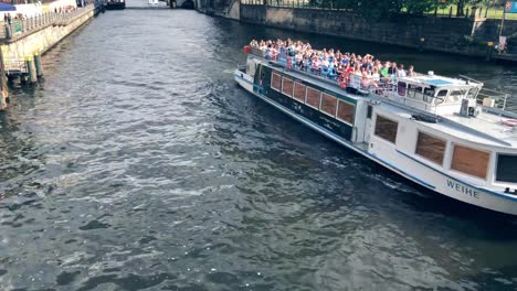 touristisches-Boot-am-spree-river,-berlin