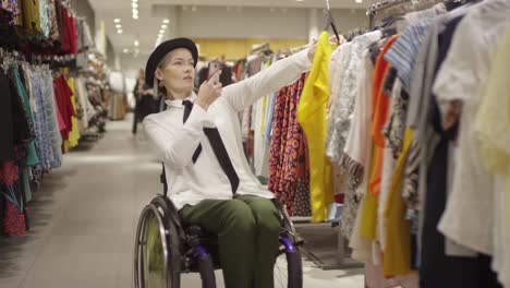 Schöne-Frau-im-Rollstuhl-fotografieren-Bluse-in-Kleidung-Store