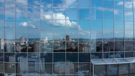 Stadt--und-Blauhimmelreflexion-in-Wolkenkratzer-Fassadenfenstern