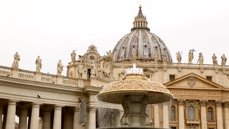 Famosa-columnata-de-la-Basílica-de-San-Pedro-en-el-Vaticano