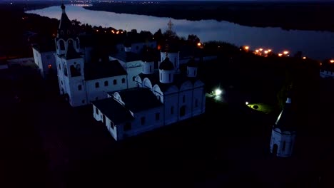 Monasterio-Spaso-Preobrazhensky-en-Murom-por-la-noche