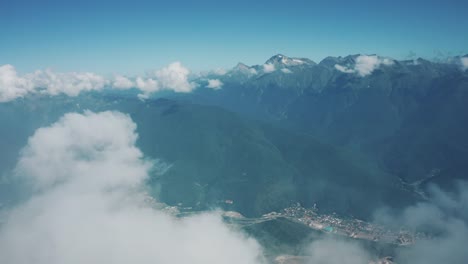 Vista-aérea;-drone-que-se-mueve-sobre-la-cresta-de-Aibga,-Krasnaya-Polyana