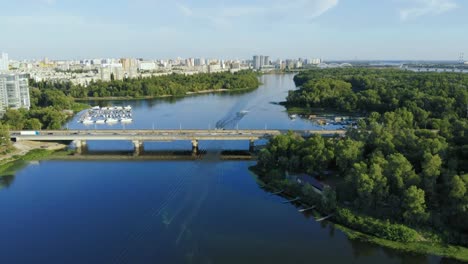 Verkehr-auf-einer-Brücke-über-einen-breiten-Fluss-im-Sommer