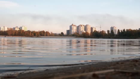 Hochhäuser-in-der-Nähe-des-Flusses.