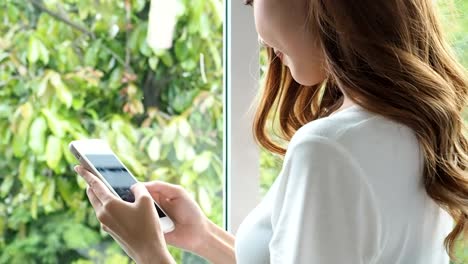 Schönheit-asia-Frau-mit-Smartphone-Chat,-Online-Shopping,-nehmen-Foto-Gefühl-glücklich-glücklich