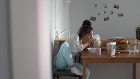 Teen-Girl-Having-Breakfast