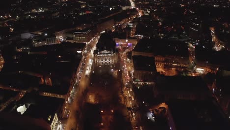 vuelo-por-encima-de-los-tejados-al-atardecer.-antigua-ciudad-europea.-Ucrania-Lviv