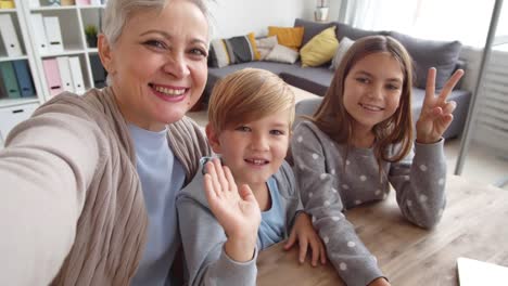 Familien-Selfie-zu-Hause