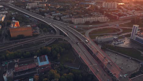 Luftaufnahme-oder-Top-Ansicht-von-Drohne-von-Betonbrücke-mit-Asphaltstraße-oder-Autobahn-über-großen-Fluss-mit-Stadtautoverkehr,-Stadtverkehr,-getönt