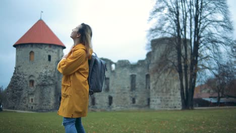 Touristin-kommt-in-ein-archaisches-Gebäude