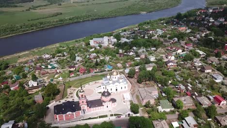 Kashirsky-Kloster-mit-goldenen-Kuppeln-der-Verklärung-Kathedrale-und-restaurierte-Nikitsky-Kirche