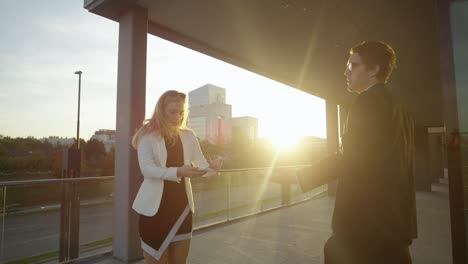 LENS-FLARE:-Geschäftsmann-streitet-mit-Frau,-nachdem-sie-mit-ihr-bei-Sonnenuntergang-kollidiert.