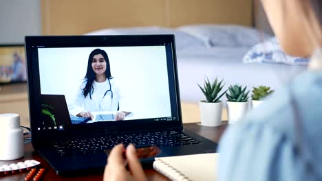 mujer-enferma-usar-videoconferencia,-hacer-consulta-en-línea-con-el-médico-en-la-computadora-portátil,-paciente-preguntar-al-médico-sobre-la-enfermedad-y-la-medicación-a-través-de-videollamada.-Telesalud,-Telemedicina-y-hospital-online