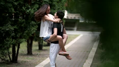 Lesbianas-sostenga-su-enamorada-y-la-vuelta-en-el-Parque