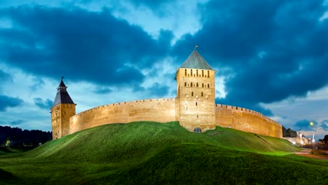 Mauer-und-Türme-von-Novgorod-Veliky-am-Abend