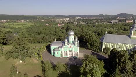 Fliegen-über-Saint-Nicholas-Kloster,-Mukatschewo,-Ukraine