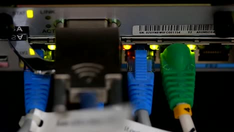 Technologie-Zentrum-Netzwerk-Serverraum-mit-Netzwerk-Kabel.