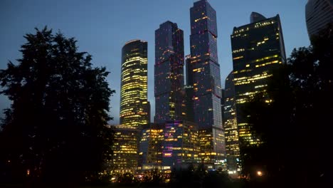 Internacional-negocios-centro-ciudad-de-rascacielos-en-la-noche